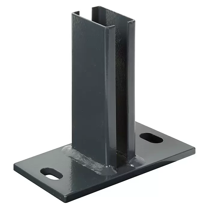 Alberts Pfostenträger - Passend für: Zaunfelder bis 120 cm Höhe - Dunkelgrauer Metallpfostenträger mit U-Profil für einen Holzpfosten und einer flachen Bodenplatte mit zwei Langlöchern.