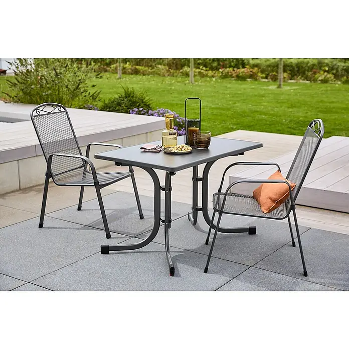 Gartenstuhl Zingst - Streckmetall, Stapelbar, Eisengrau, B x T x H: 57 x 75 x 93 cm - Gartentisch mit zwei Stühlen. Die Möbel sind aus grauem Metall und stehen auf einer Terrasse. Auf dem Tisch stehen Getränke und Snacks.