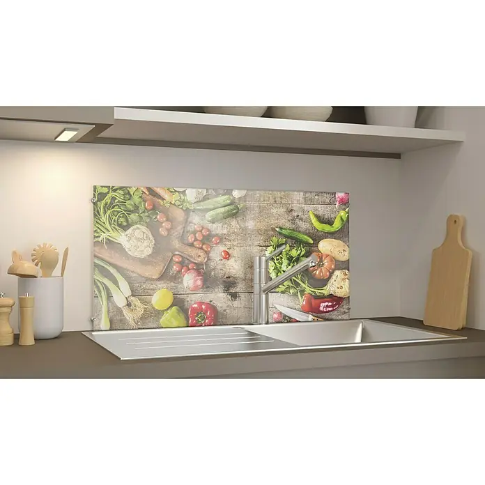 CUCINE Küchenrückwand - Garden Vegetables, 80 x 40 cm, Stärke: 6 mm, Einscheibensicherheitsglas (ESG) - Küchenrückwand mit einem bunten Gemüse-Motiv über einer Spüle, verleiht der Küche eine frische und lebendige Atmosphäre.