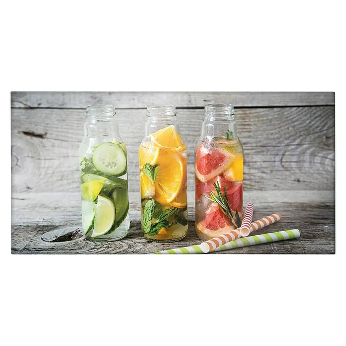 CUCINE Küchenrückwand - Fruity Lemonade, 80 x 40 cm, Stärke: 6 mm, Einscheibensicherheitsglas (ESG) - Drei Glasflaschen mit erfrischendem, mit Obst aromatisiertem Wasser, begleitet von bunten Papierstrohhalmen auf einer rustikalen Holzoberfläche.