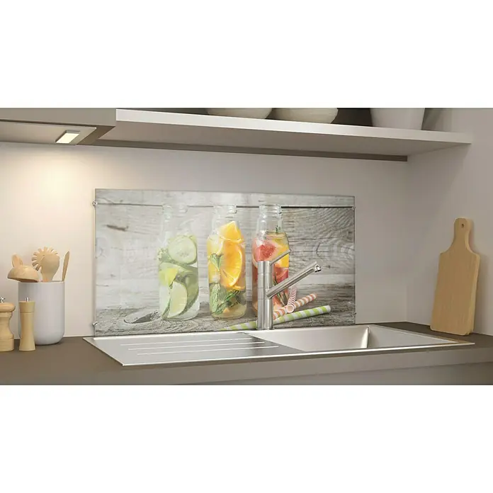 CUCINE Küchenrückwand - Fruity Lemonade, 80 x 40 cm, Stärke: 6 mm, Einscheibensicherheitsglas (ESG) - Ein moderner Küchenspiegel mit einem erfrischenden Getränkemotiv hinter einer Edelstahlspüle, die die Küche optisch aufwertet.