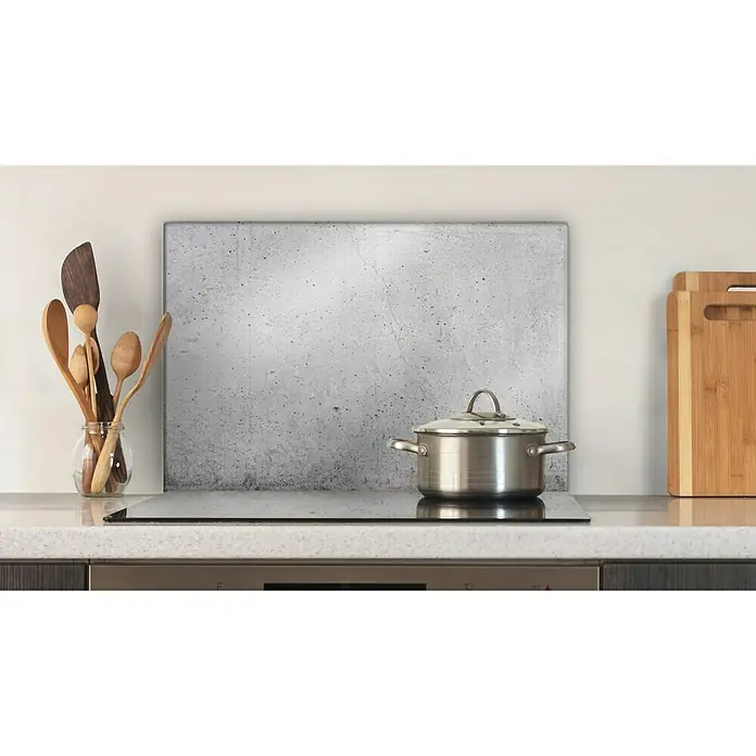 CUCINE Küchenrückwand - Cracked Concrete, 60 x 40 cm, Stärke: 6 mm, Einscheibensicherheitsglas (ESG) - Edelstahlkochtopf steht auf einem modernen Induktionskochfeld in einer stilvollen Küche.