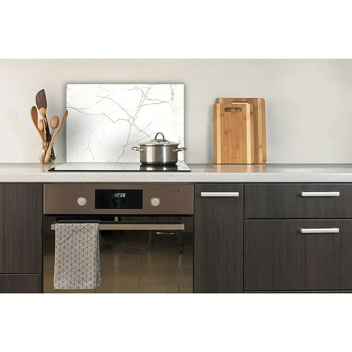 CUCINE Küchenrückwand - White Marble, 60 x 40 cm, Stärke: 6 mm, Einscheibensicherheitsglas (ESG) - Das Bild zeigt eine moderne Küche mit einem Kochfeld, einem Ofen und Küchenutensilien, die eine funktionale und stilvolle Kochumgebung schaffen.
