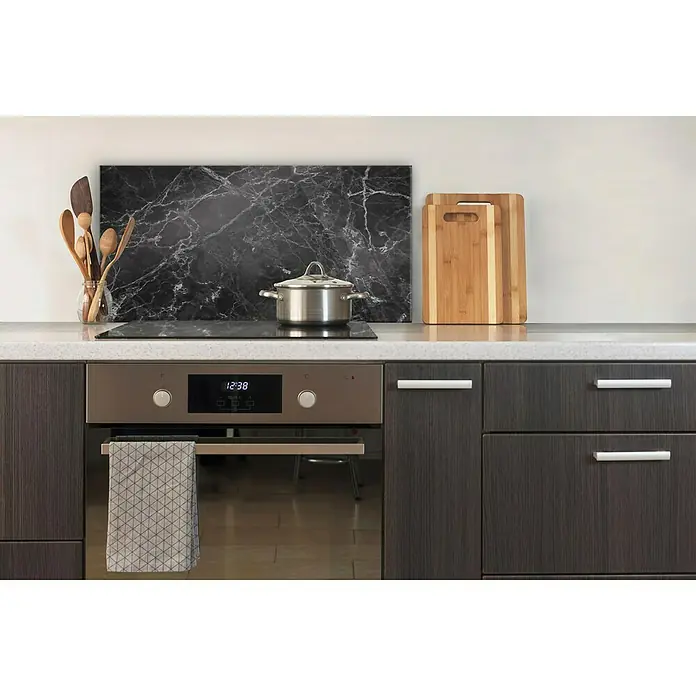 CUCINE Küchenrückwand - Black Marble, 80 x 40 cm, Stärke: 6 mm, Einscheibensicherheitsglas (ESG) - Herd mit Kochtopf und Küchenutensilien auf der Arbeitsplatte. Eine schöne Küchendekoration.