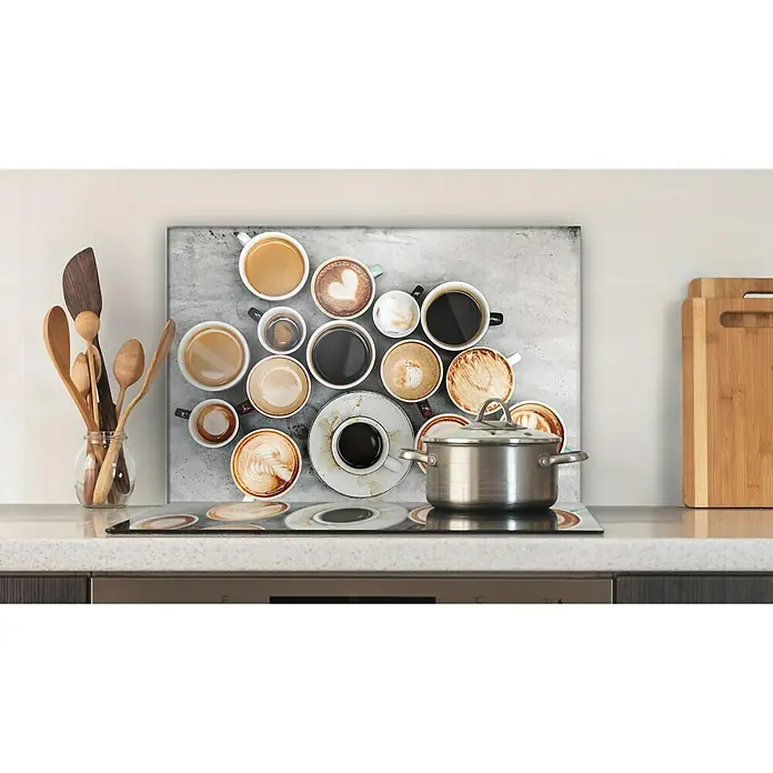 CUCINE Küchenrückwand - Coffee Love, 60 x 40 cm, Stärke: 6 mm, Einscheibensicherheitsglas (ESG) - Ein Küchenspritzschutz mit Kaffeetassenmotiv hinter einem Kochtopf auf einem Herd, ideal als funktionales und dekoratives Küchenelement.