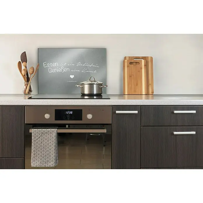 CUCINE Küchenrückwand - Essensgenuss, 60 x 40 cm, Stärke: 6 mm, Einscheibensicherheitsglas (ESG) - Einbauofen mit einem digitalen Display und einem Handtuch, das auf der Stange hängt, unterstreicht die Funktionalität der Küche.