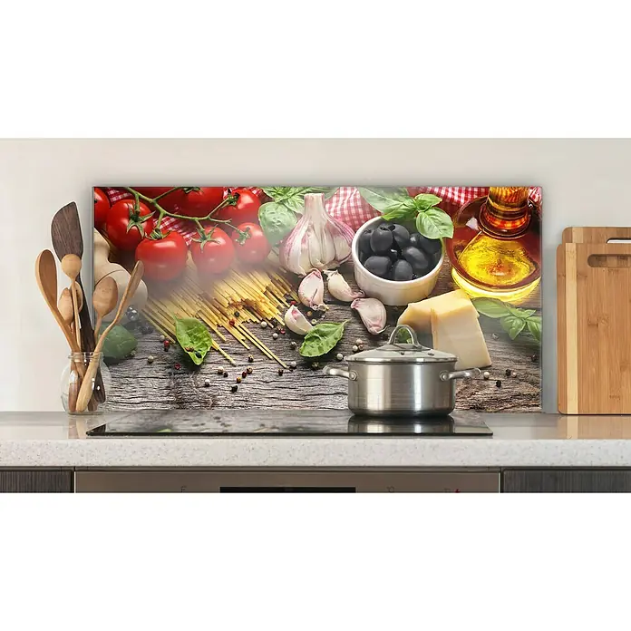 CUCINE Küchenrückwand - Italian Buffet, 80 x 40 cm, Stärke: 6 mm, Einscheibensicherheitsglas (ESG) - Die Küchenrückwand zeigt ein italienisches Stillleben mit Nudeln, Oliven, Knoblauch und Tomaten. Ein dekorativer Schutz für die Küche.