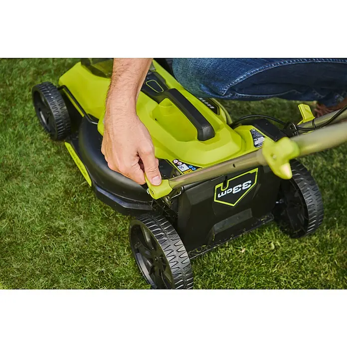Ryobi ONE+HP Akku-Rasenmäher RY18LMX33A-0 - 18 V, Ohne Akku, Schnittbreite: 33 cm - Ein Mann bedient einen Rasenmäher von Nahem. Der Rasenmäher ist gelb-schwarz und steht auf grünem Rasen.
