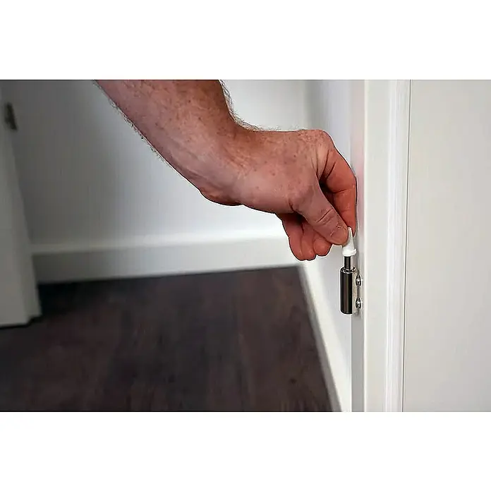 Türbandhaube TÜHZDE - Weiß, Aufbauhöhe 4 mm - Ein Stopper-Türschließer in Aktion, befestigt an einer Tür. Er sorgt für sanftes Schließen, verhindert Knallen und schützt Wände.