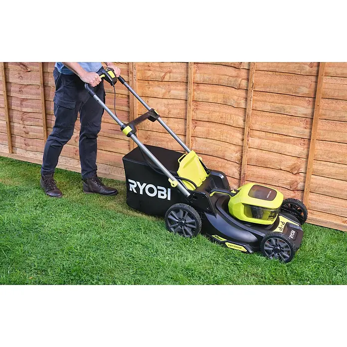 Ryobi ONE+ Akku-Rasenmäher RY18LMX46A-0 - 18 V, Ohne Akku, 5 Ah, Schnittbreite: 46 cm - Der Ryobi Rasenmäher im Einsatz. Ein zuverlässiges Gerät für einen gepflegten Rasen.