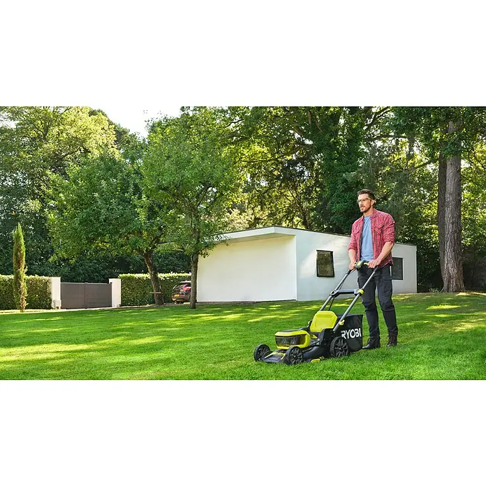Ryobi ONE+ Akku-Rasenmäher RY18LMX46A-0 - 18 V, Ohne Akku, 5 Ah, Schnittbreite: 46 cm - Ein Mann mäht den Rasen mit einem Ryobi Rasenmäher im Garten. Der Rasenmäher ist gelb und schwarz und hat einen Fangkorb.