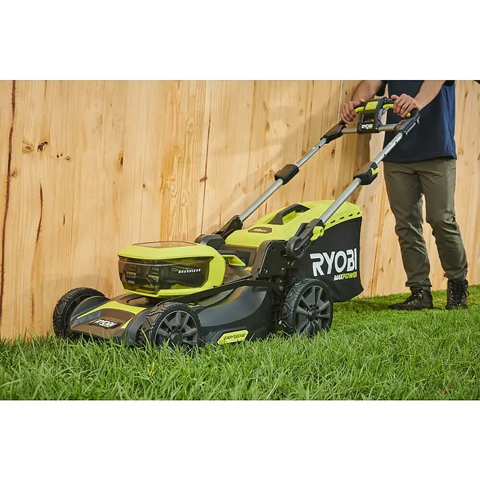 Ryobi Max Power Akku-Rasenmäher RY36LMX46A-150 - 36 V, 1 Akku, 5 Ah, Schnittbreite: 46 cm - Der Ryobi Akku-Rasenmäher MAXPOWER 48cm mit Akku wird von einer Person auf einem Rasen bedient.
