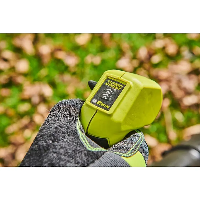 Ryobi Max Power Akku-Laubbläser RY36BPXB-0 Whisper - Ohne Akku, Blasgeschwindigkeit: 277 km/h, Blasleistung: 20,2 m³/min - Nahaufnahme eines gelb-schwarzen Turbo-Boost-Knopfes an einem Gartengerät, der von einer behandschuhten Hand bedient wird.