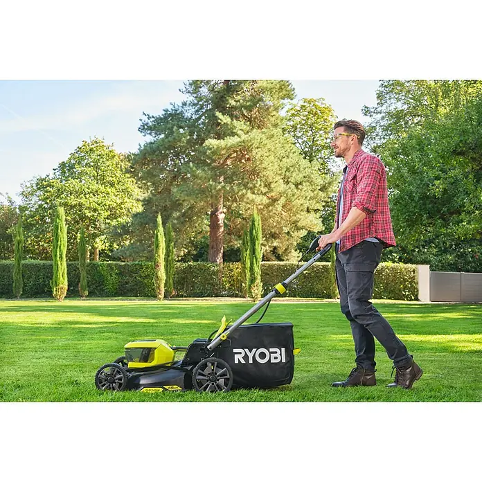 Ryobi ONE+ Akku-Rasenmäher RY18LMX46A-0 - 18 V, Ohne Akku, 5 Ah, Schnittbreite: 46 cm - Ein Mann mäht den Rasen mit einem Ryobi-Rasenmäher. Der Rasenmäher ist gelb und schwarz und hat einen Grasfangsack.