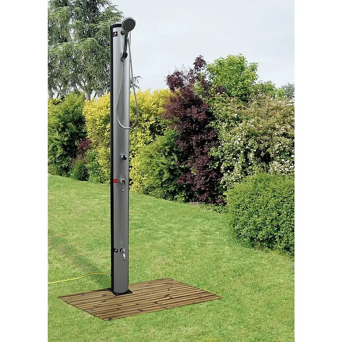 myPool Ducha solar Style - Altura: 220 cm, Plástico, Negro, 40 l - Ducha de exterior de acero inoxidable con rejilla de madera sobre césped verde.
