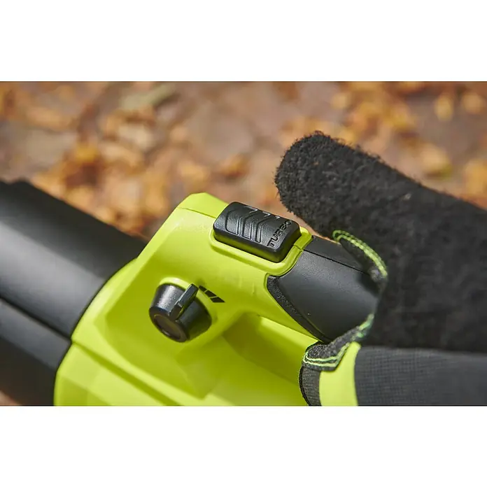 Ryobi ONE+HP Akku-Laubbläser RY18BLXD-0 Whisper - Ohne Akku, Blasgeschwindigkeit: 200 km/h, Blasleistung: 12,75 m³/min - Detailaufnahme eines gelb-schwarzen Laubbläsers mit Turbo-Taste, der von einer Hand mit schwarzem Handschuh gehalten wird.
