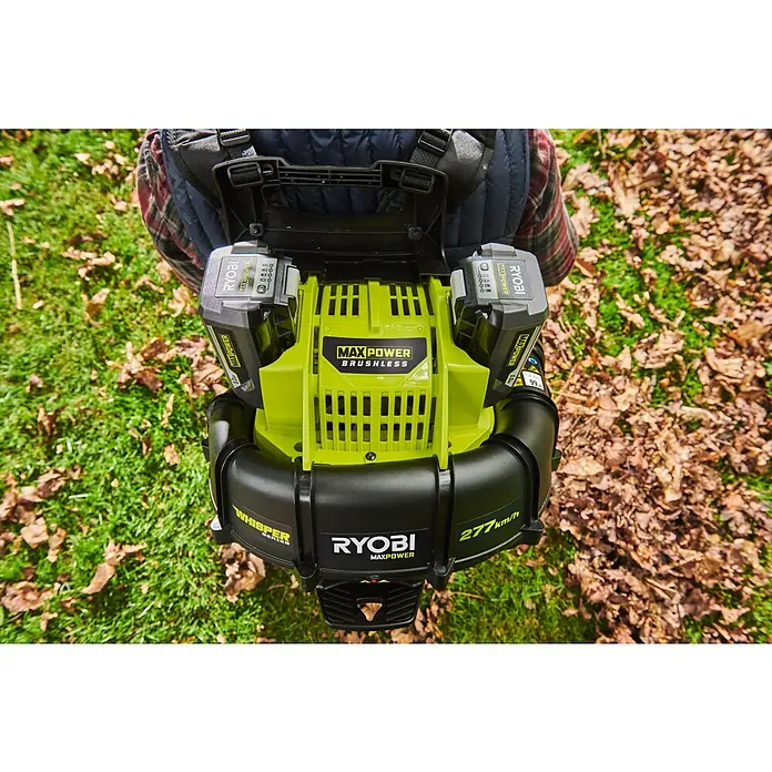 Ryobi Max Power Akku-Laubbläser RY36BPXB-0 Whisper - Ohne Akku, Blasgeschwindigkeit: 277 km/h, Blasleistung: 20,2 m³/min - Aufsicht auf einen Ryobi Max Power Akku-Laubbläser mit Rucksackfunktion, der für effiziente Gartenarbeit entwickelt wurde.