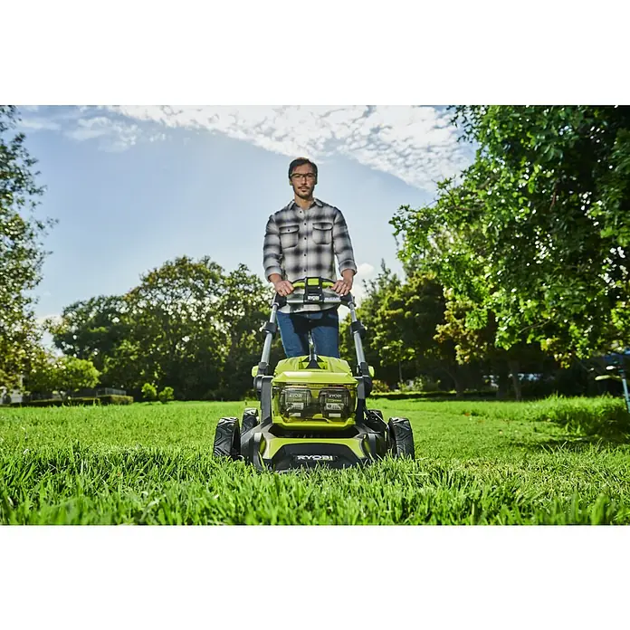 Ryobi Max Power Akku-Rasenmäher RY36LMX46A-150 - 36 V, 1 Akku, 5 Ah, Schnittbreite: 46 cm - Mann mäht Rasen mit einem RYOBI Akku-Rasenmäher im Garten, für einen präzisen und kabellosen Schnitt.