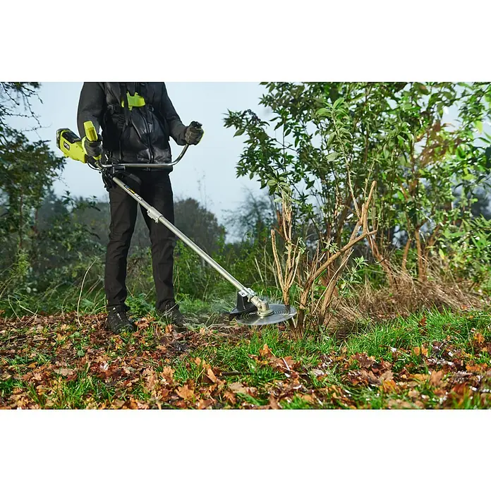 Ryobi Sägeblatt RAC167 - 1 Stk., Passend für: Ryobi Akku-Sensen RY18BCX26A und RY36BCX30A - Eine Person benutzt einen Ryobi-Rasentrimmer im Garten, um Gras und Unkraut zu schneiden. Der Trimmer ist mit einem Akku ausgestattet.