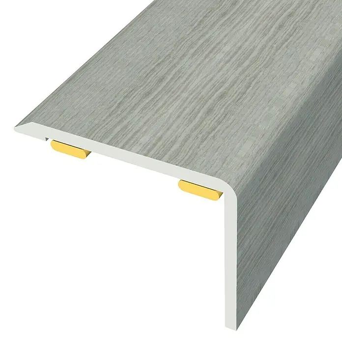 Baglinox Perfil angular Straw - 2D - 135 cm x 25 mm x 20 mm, Pegado - Primer plano de un perfil de borde de escalera gris claro con vetas de madera y detalles dorados, presentado sobre un fondo blanco.
