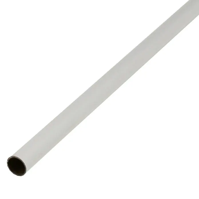 Alberts Tubo redondo - Ø x L: 25 x 2.600 mm, Blanco - Primer plano de un tubo metálico blanco con una abertura oscura, que se extiende diagonalmente sobre un fondo negro.