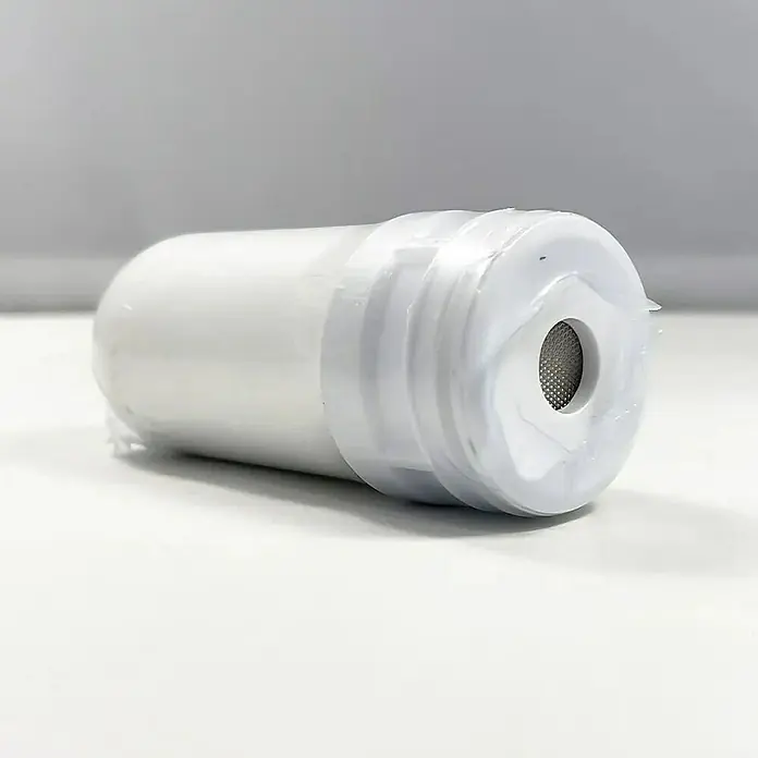 Filtro de agua Pure H2O - Caudal: 2 l/min - Primer plano de un cartucho de filtro de agua, que garantiza agua potable limpia y segura.