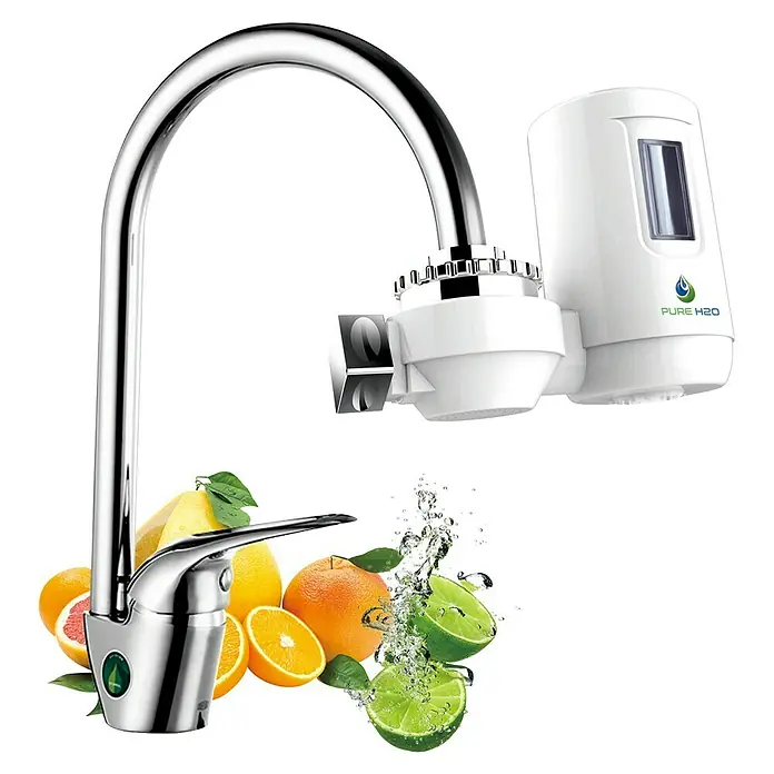 Filtro de agua Pure H2O - Caudal: 2 l/min - Se muestra un grifo con un accesorio de filtro Pure H2O, rodeado de cítricos y salpicaduras de agua que destacan la pureza del agua.