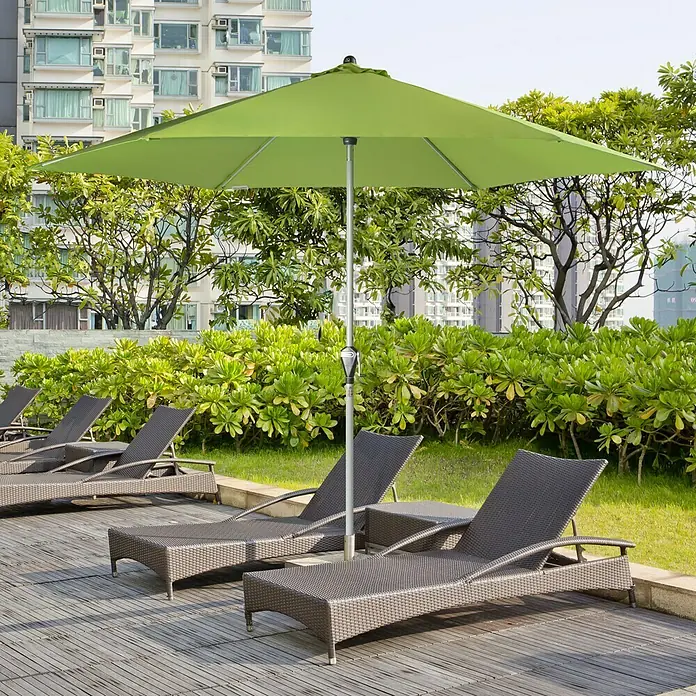 Doppler Active Marktschirm rund Auto Tilt - Fresh Green, Durchmesser Bespannung: 320 cm - Ein grüner Sonnenschirm beschattet stilvolle Liegestühle im Freien, ideal für entspannte Stunden am Pool oder im Garten.