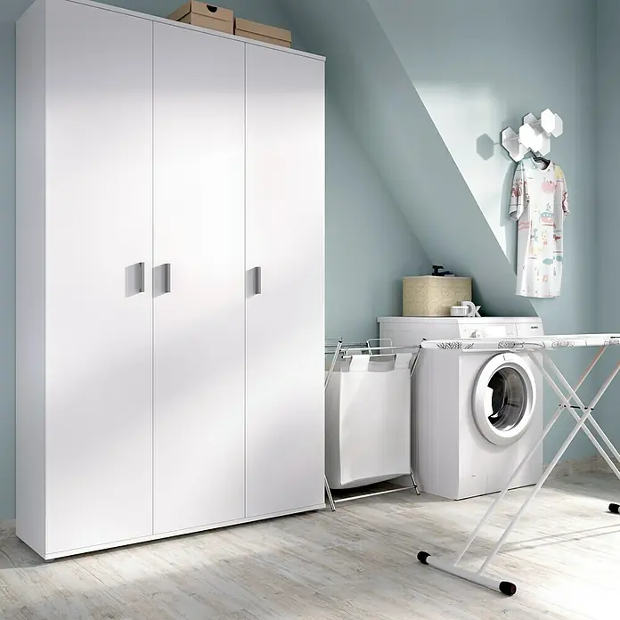 Dekit Armario multiusos de madera Fit - L x An x Al: 35 x 116 x 190 cm, Número de baldas: 4 ud., Blanco - Un gran conjunto de armarios blancos de tres puertas, perfecto para organizar la ropa en un cuarto de lavado moderno.