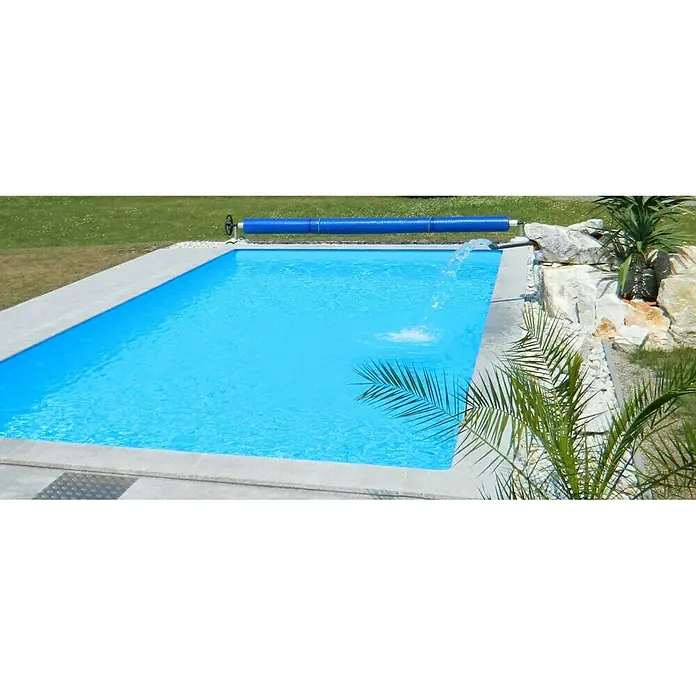 Steinbach Bausatz-Pool Classic de LuxeL x B x H: 600 x 300 x 145 cm, 23.500 l - Ein rechteckiger Pool mit blauem Wasser und einer blauen Poolabdeckung auf einer Seite, umgeben von einem grauen Beckenrand.