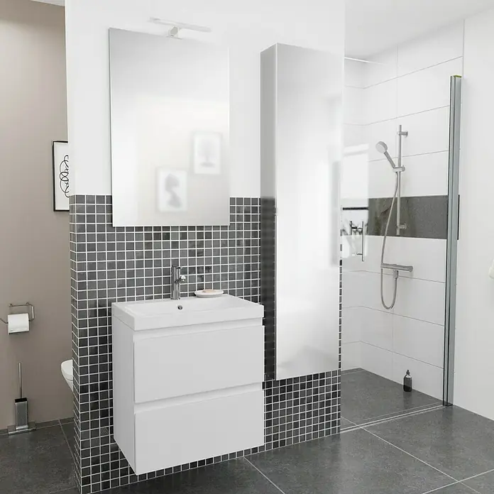 Camargue Espacio Badmöbel-Set i142 - 100 cm, Gama weiß matt - Ein Badezimmer mit einem modernen weißen Waschtisch mit Unterschrank und einem großen Spiegel über dem Waschbecken.