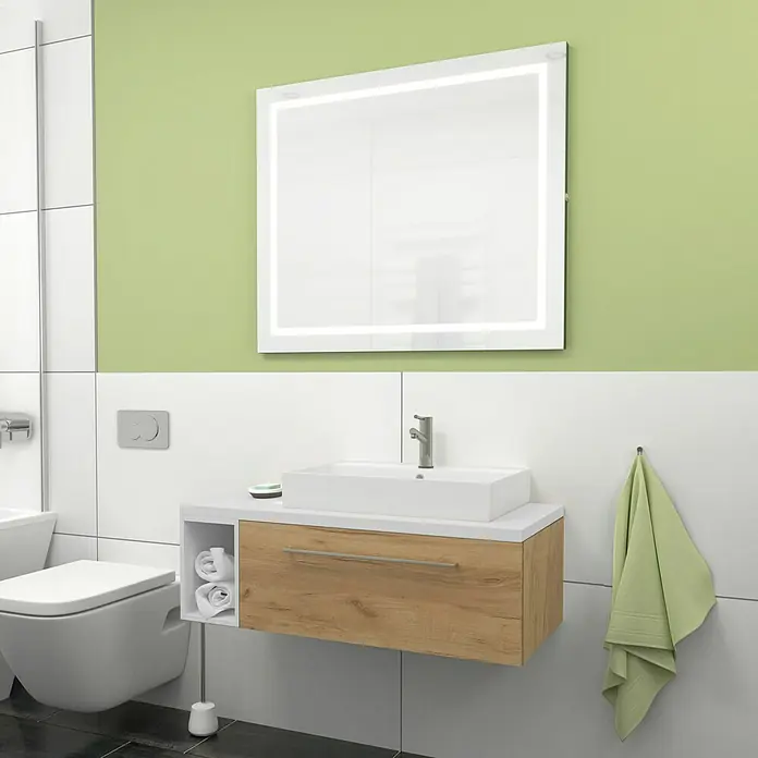 Camargue Espacio Badmöbel-Set i116 - 100 cm, Doce - Das Bild zeigt ein modernes Badezimmer mit einem beleuchteten Spiegel über einem Waschtisch mit Holzunterschrank und einer Toilette.