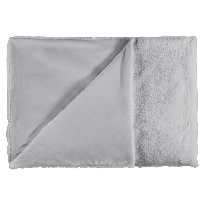 Manta para sofá Happy - 150 x 200 cm, Gris - Manta suave de color gris claro, parcialmente doblada, que muestra la textura afelpada y el interior liso para mayor comodidad y calidez.