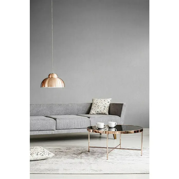 A.S. Création New Walls Vliestapete Textil - Dunkelgrau, Uni, 10,05 x 0,53 m - Wohnzimmer mit grauem Sofa, Kupferlampe und rundem Couchtisch. Die Tassen auf dem Tisch betonen das gemütliche Ambiente.