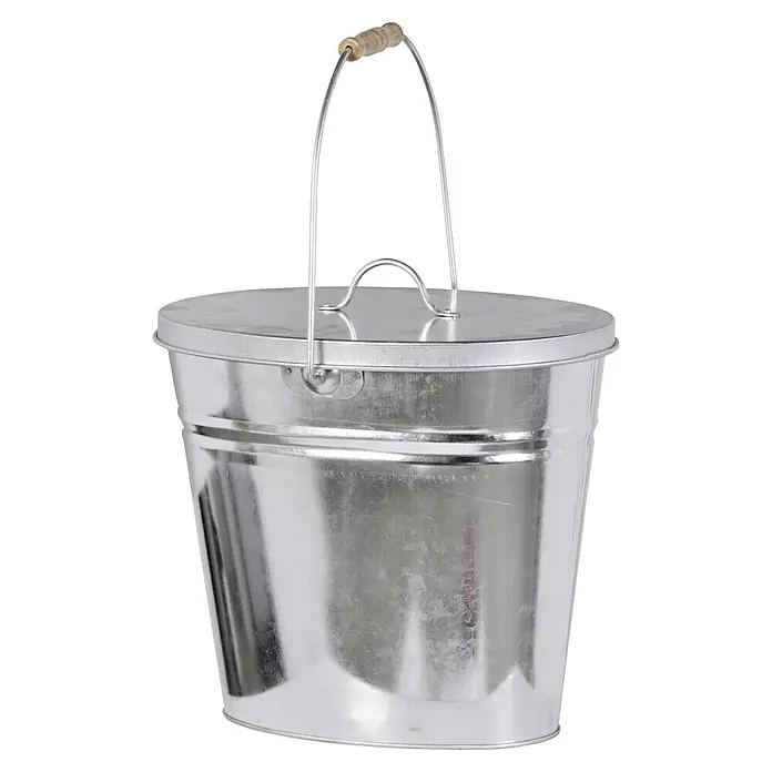 Ascheeimer - 15 l, Verzinkt - Nahaufnahme eines silbernen Eimers mit Deckel und Holzgriff, ideal zum Tragen von Flüssigkeiten oder Reinigungsutensilien.