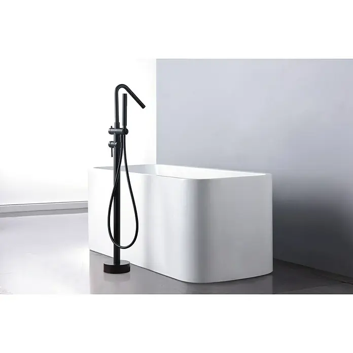 Camargue Natur Grifo para bañera - Negro, Mate - Bañera exenta con accesorios negros. La bañera moderna tiene un diseño elegante y minimalista.