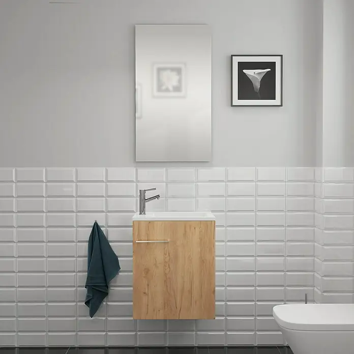 Camargue Espacio Waschtischunterschrank50 x 33 x 60 cm, Doce - Badezimmer-Waschtisch mit Holzstruktur und modernem Design. Der Waschtisch hängt an einer Wand mit weißen Fliesen und einem Handtuch.