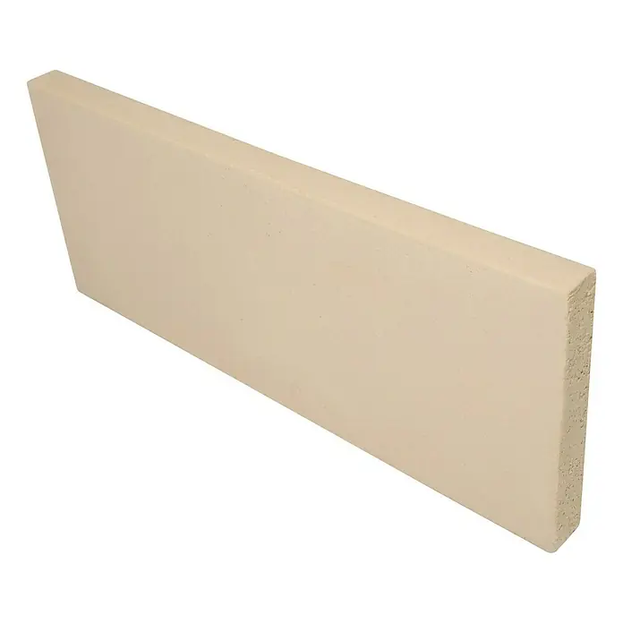 Schamottsteinplatte - 25 x 12,4 x 4 cm, Wärmeregulierend - Nahaufnahme eines beigen Bordsteins, der sich ideal für die Landschaftsgestaltung eignet. Er bietet Haltbarkeit und ein ästhetisch ansprechendes Aussehen.
