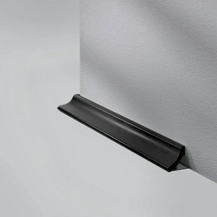 LOGOCLIC Hohlkehlleiste Schwarz - 250 cm x 20 mm x 20 mm - Nahaufnahme einer schwarzen Wandschutzleiste, die elegant an einer hellgrauen Wand angebracht ist und einen stilvollen Übergang schafft.