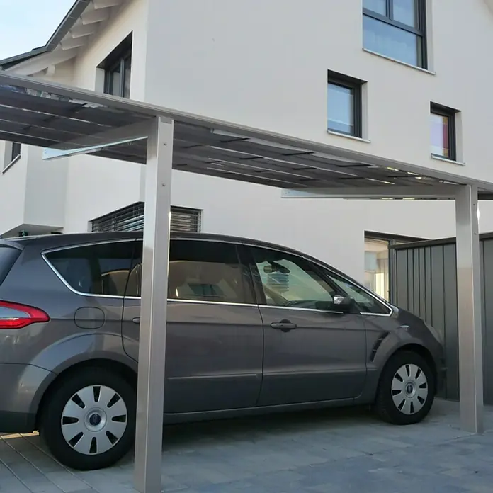 Ximax Carport LINEA 80 - Außenmaß inkl. Dachüberstand (B x T): 2,73 x 4,95 m, Einzelcarport, Edelstahloptik - Grauer PKW unter einem modernen Carport mit Aluminiumstruktur, der Schutz vor Witterungseinflüssen bietet und sich nahtlos in die Hausarchitektur einfügt.