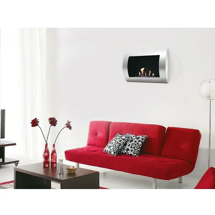 Purline Chimenea de bioetanol Inox-Classic - 13,4 x 60 x 45 cm, Inox - Salón con sofá rojo y chimenea de etanol moderna en la pared. La chimenea plateada aporta un ambiente acogedor a la habitación.