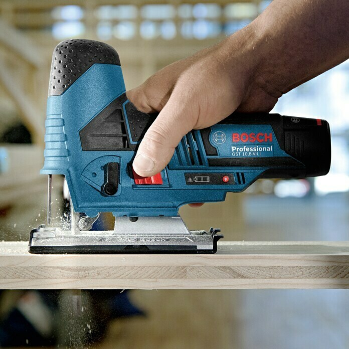 Bosch Professional Akku-Stichsäge GST 12V-7012 V, Li-Ionen, Ohne Akku, Leerlaufhubzahl: 1.500 - 2.800 Hübe/min Use Shot