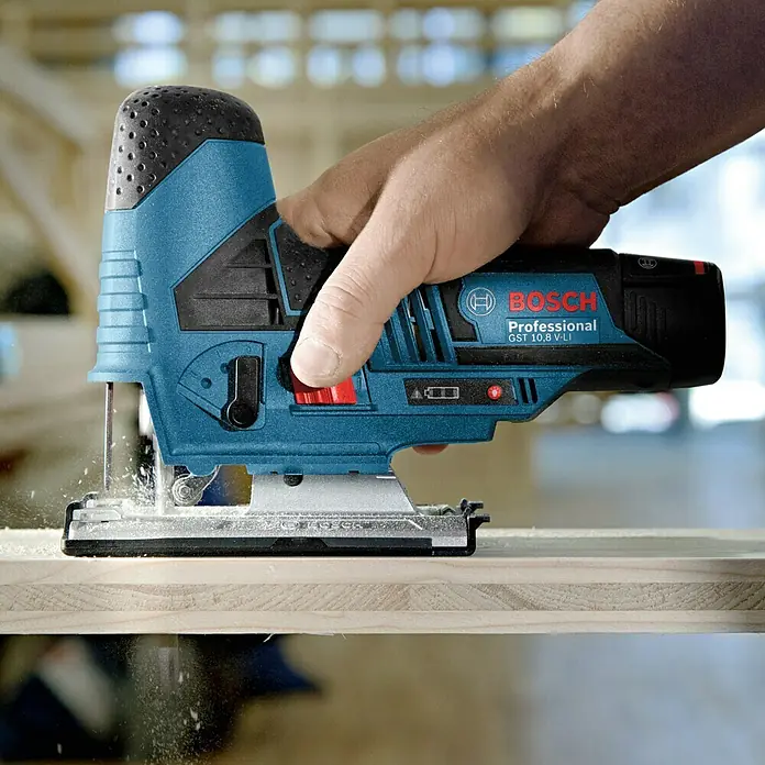 Bosch Professional Akku-Stichsäge GST 12V-70 - 12 V, Li-Ionen, Ohne Akku, Leerlaufhubzahl: 1.500 /min - 2.800 /min - Bosch Professional GST 10,8 V-LI Akku-Stichsäge in Aktion, präzise Schnitte in Holz für professionelle Handwerker und Heimwerker.