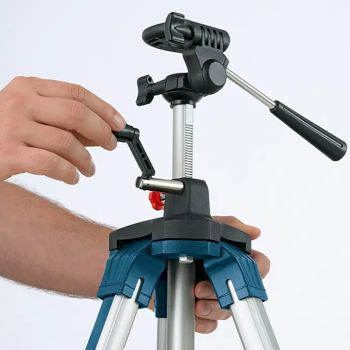 Bosch Professional Stativ BT 250 - Höhenverstellung: 97,5 cm - 250 cm, Stativ-Gewinde: ¼″ - Detailaufnahme eines Stativs, das von Händen bedient wird. Das Stativ ist silberfarben, schwarz und blau.