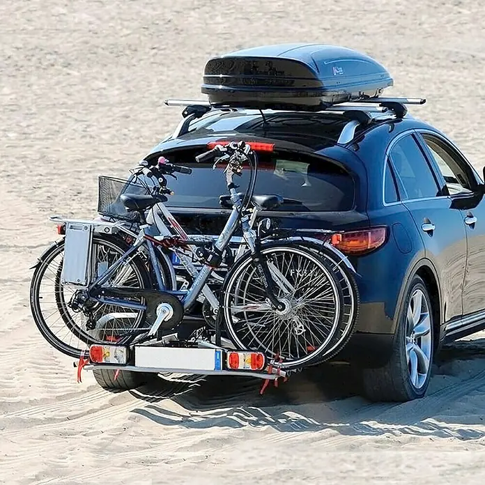 UniTEC Fahrradträger E-Dision - Geeignet für: 2 Fahrräder/E-Bikes, Klemmen - Heckfahrradträger mit zwei Fahrrädern an einem schwarzen Auto mit Dachbox befestigt, ideal für Radausflüge.