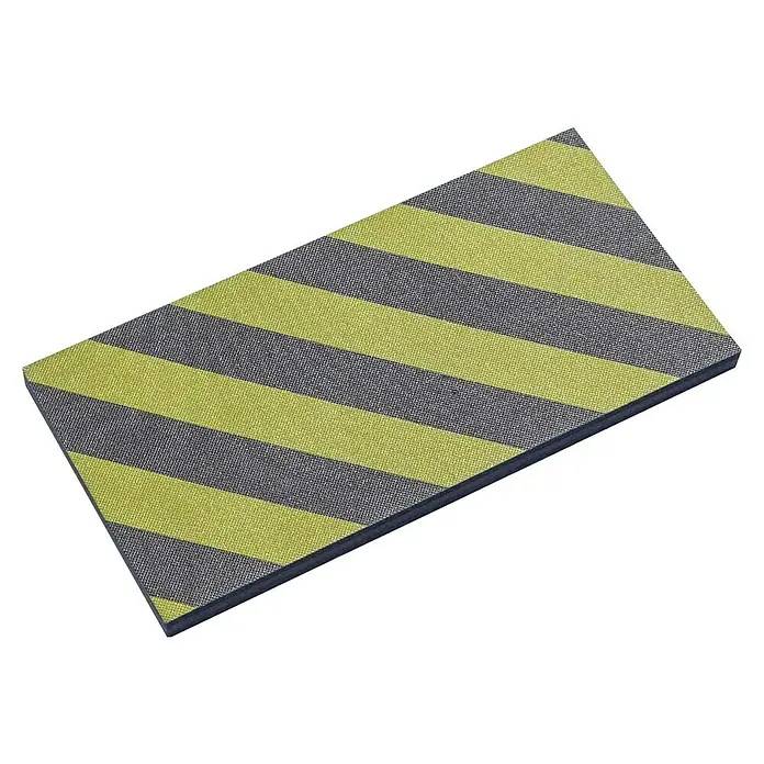 Mottez Schutzmatte - Geeignet für: Fahrzeuge, L x B x H: 50 x 25 x 2,5 cm - Gelb-grau gestreifte Matte mit strukturiertem Muster. Ideal für Eingänge oder als dekoratives Element im Innenbereich, robust und stilvoll.