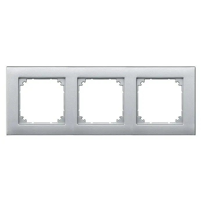 Merten M-Plan Abdeckrahmen 486360 - Aluminium matt, 3-fach, Kunststoff - Silberfarbige 3-fach Steckdosenblende. Die Blende ist rechteckig und hat drei quadratische Aussparungen für Steckdosen oder Schalter.