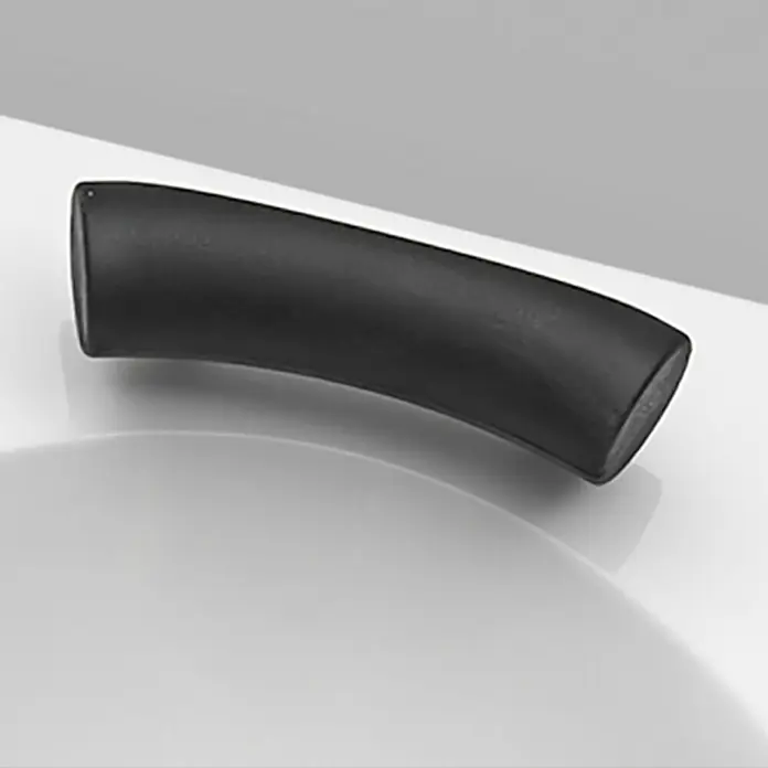 Ottofond Nackenstütze - Passend für: Ottofond Badewanne Santos, Schwarz - Nahaufnahme eines gebogenen, schwarzen Griffs auf einer glänzenden, hellen Oberfläche. Schlichtes Design und Fokus auf Details.