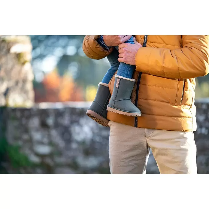Black Fox Winterstiefel Cheyennetoo - Schuhgröße: 26, Blau - Graue BLACKFOX Kinderstiefel mit hellem Futter, von einem Erwachsenen getragen.