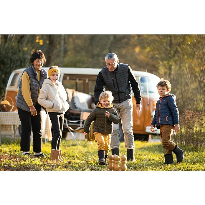 Black Fox Winterstiefel Cheyennetoo - Schuhgröße: 30, Schwarz - Familie spielt ein Spiel mit Holzstiften im Freien, alle tragen warme Jacken und Stiefel, perfekt für Outdoor-Aktivitäten im Herbst.